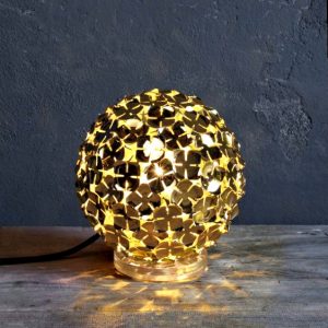 Светодиодная настольная лампа золотая Terzani в виде шара из лепестков, артикул M50B CHL